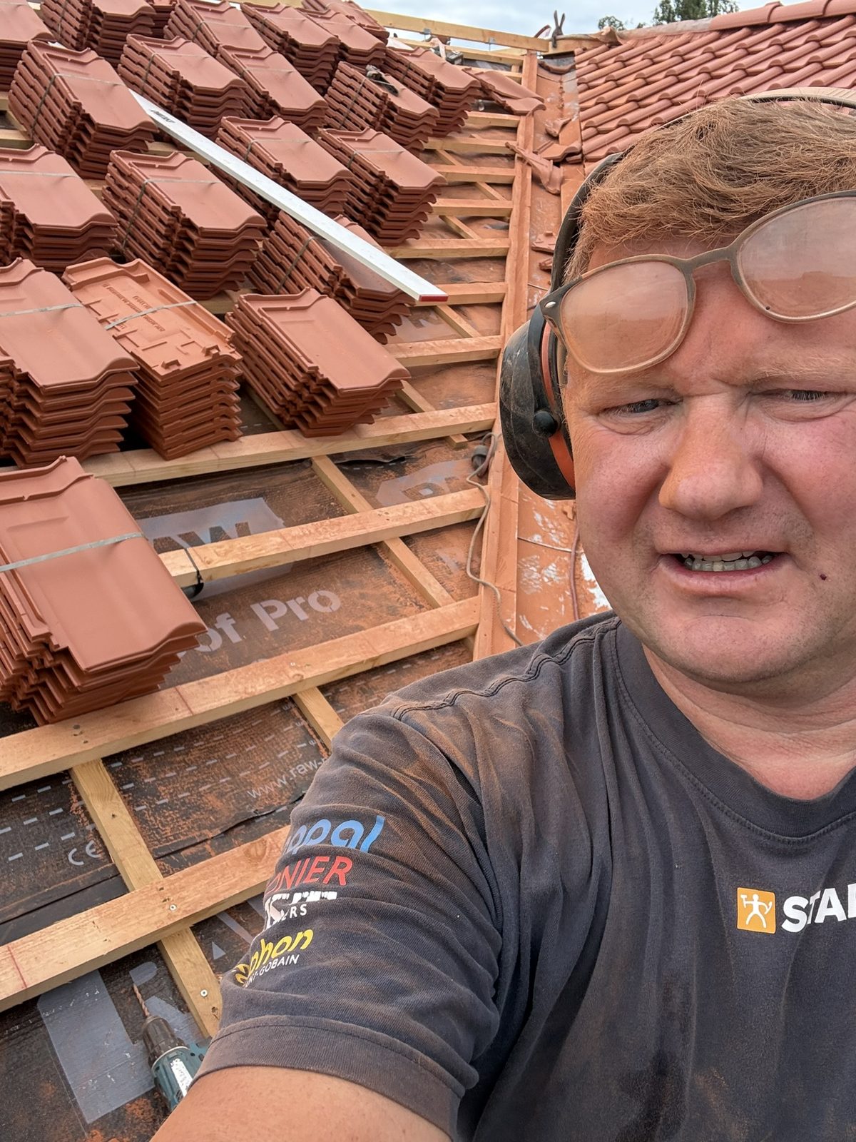 Tømrer i gang med tagarbejde på en dansk villa